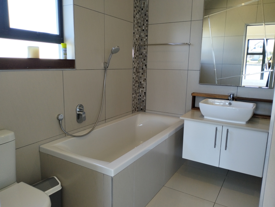 To Let 3 Bedroom Property for Rent in Marina Martinique Eastern Cape